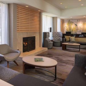 Sonesta Select Chattanooga Hamilton Place’s lobby lounge has comfortable seating, coffee tables, and a fireplace.