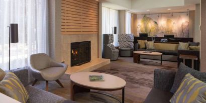 Sonesta Select Chattanooga Hamilton Place’s lobby lounge has comfortable seating, coffee tables, and a fireplace.