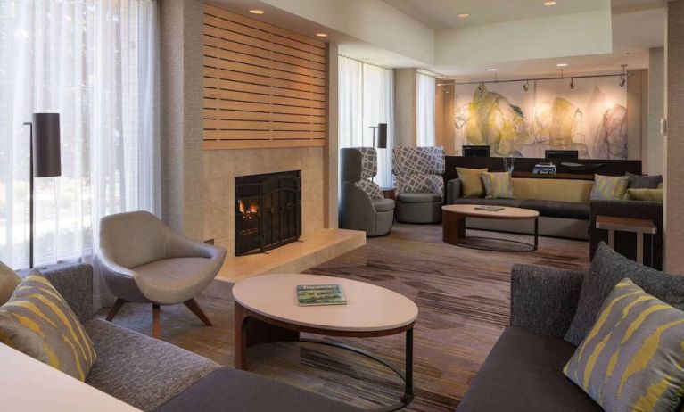 Sonesta Select Chattanooga Hamilton Place’s lobby lounge has comfortable seating, coffee tables, and a fireplace.