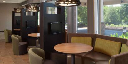 Sonesta Select Chattanooga Hamilton Place’s media pods offer cozy nooks for co-working with comfy seating, a TV, and coffee table each.