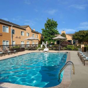 Sonesta Select Chattanooga Hamilton Place’s outdoor pool has shaded tables and chairs as well as sun loungers by the side.