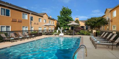 Sonesta Select Chattanooga Hamilton Place’s outdoor pool has shaded tables and chairs as well as sun loungers by the side.