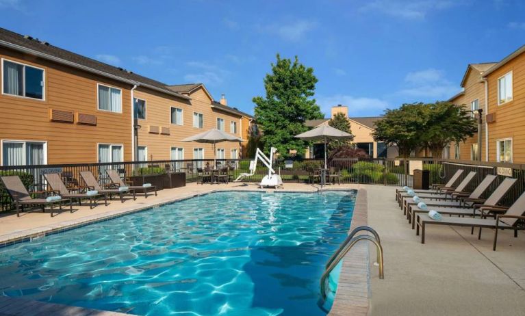 Sonesta Select Chattanooga Hamilton Place’s outdoor pool has shaded tables and chairs as well as sun loungers by the side.