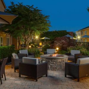 Sonesta Select Chattanooga Hamilton Place’s outdoor fire pit is ringed by armchairs and has pleasant greenery nearby.