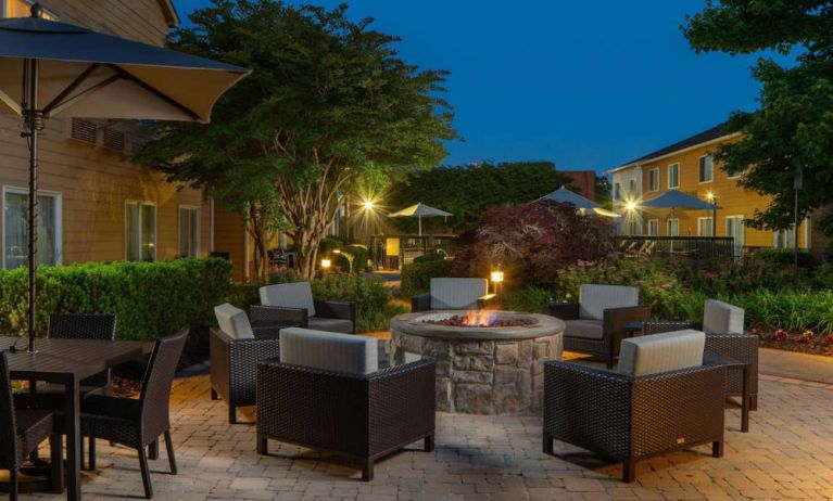 Sonesta Select Chattanooga Hamilton Place’s outdoor fire pit is ringed by armchairs and has pleasant greenery nearby.