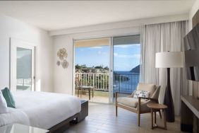 Royal Sonesta Kaua'i Resort Lihue double bed guest room with a balcony and splendid ocean view.