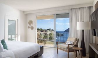 Royal Sonesta Kaua'i Resort Lihue double bed guest room with a balcony and splendid ocean view.