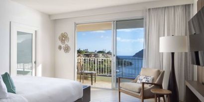 Royal Sonesta Kaua'i Resort Lihue double bed guest room with a balcony and splendid ocean view.