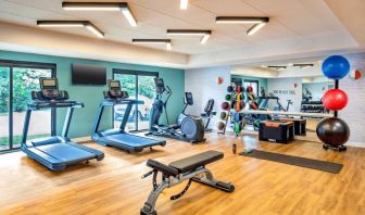 Sonesta Select Boston Foxborough Mansfield’s fitness center has a bench and rows of free weights, in addition to various exercise machines.