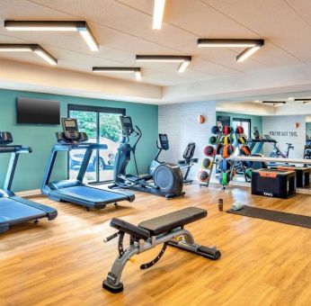 Sonesta Select Boston Foxborough Mansfield’s fitness center has a bench and rows of free weights, in addition to various exercise machines.