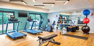 Sonesta Select Boston Foxborough Mansfield’s fitness center has a bench and rows of free weights, in addition to various exercise machines.