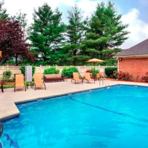 Sonesta Select Boston Danvers’ outdoor pool has sun loungers by the side, in addition to shaded tables and chairs.