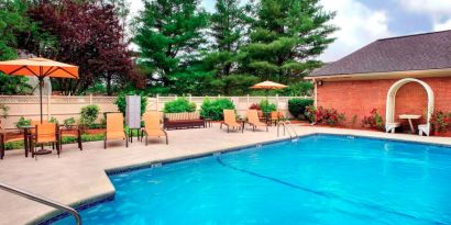 Sonesta Select Boston Danvers’ outdoor pool has sun loungers by the side, in addition to shaded tables and chairs.