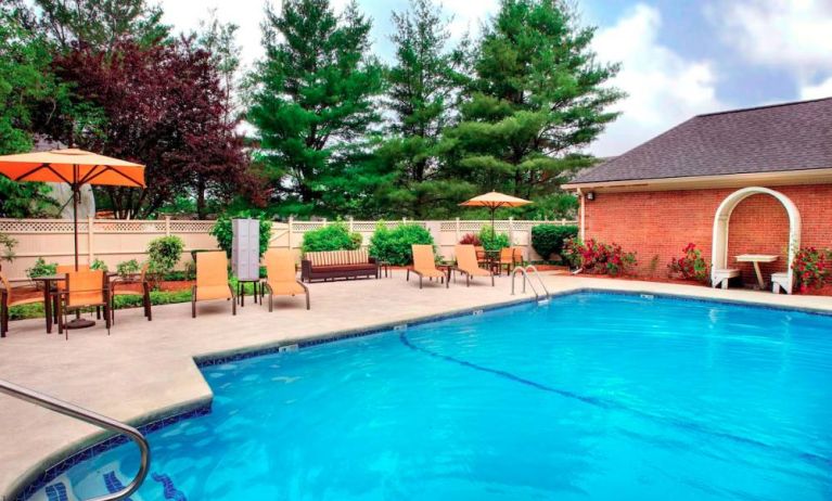 Sonesta Select Boston Danvers’ outdoor pool has sun loungers by the side, in addition to shaded tables and chairs.