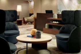 Sonesta Select Atlanta Cumberland Galleria’s lobby lounge is furnished with comfortable chairs and coffee tables.