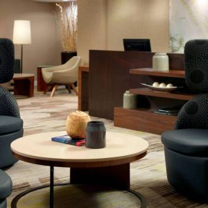 Sonesta Select Atlanta Cumberland Galleria’s lobby lounge is furnished with comfortable chairs and coffee tables.