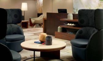 Sonesta Select Atlanta Cumberland Galleria’s lobby lounge is furnished with comfortable chairs and coffee tables.