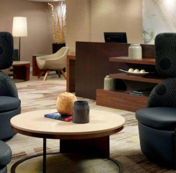 Sonesta Select Atlanta Cumberland Galleria’s lobby lounge is furnished with comfortable chairs and coffee tables.