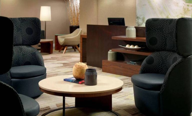 Sonesta Select Atlanta Cumberland Galleria’s lobby lounge is furnished with comfortable chairs and coffee tables.