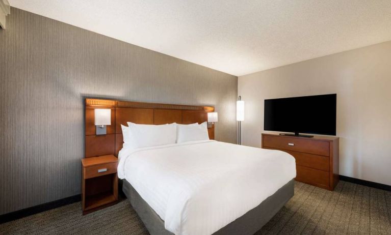 Sonesta Select San Jose Airport double bed guest room, including a large widescreen television.