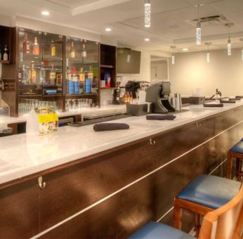 Bar and coworking space at Holiday Inn Belcamp - Aberdeen Area.