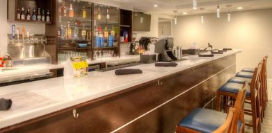 Bar and coworking space at Holiday Inn Belcamp - Aberdeen Area.