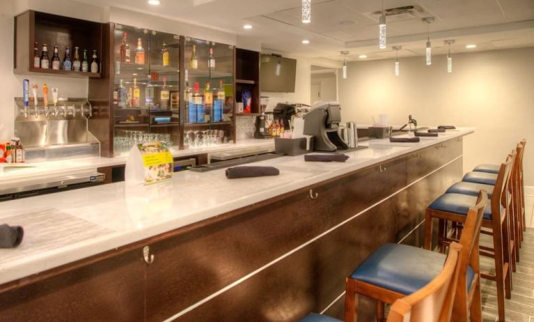 Bar and coworking space at Holiday Inn Belcamp - Aberdeen Area.