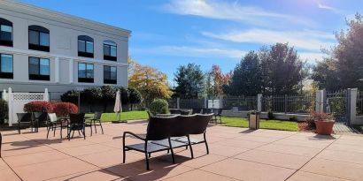 Outdoor garden and terrace area at Holiday Inn Belcamp - Aberdeen Area.