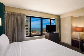 Sonesta ES Suites Chicago Downtown Magnificent Mile - Medical double bed guest room, including windows and a TV.