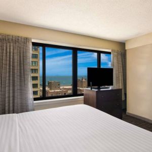 Sonesta ES Suites Chicago Downtown Magnificent Mile - Medical double bed guest room, including windows and a TV.