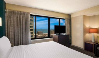 Sonesta ES Suites Chicago Downtown Magnificent Mile - Medical double bed guest room, including windows and a TV.