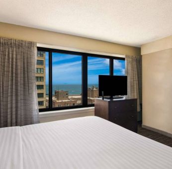 Sonesta ES Suites Chicago Downtown Magnificent Mile - Medical double bed guest room, including windows and a TV.