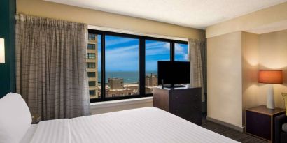 Sonesta ES Suites Chicago Downtown Magnificent Mile - Medical double bed guest room, including windows and a TV.