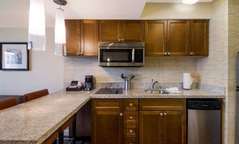 Sonesta ES Suites Chicago Downtown Magnificent Mile - Medical guest room kitchen, equipped with microwave, sink, and breakfast bar.