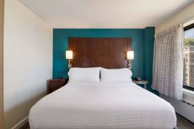 Double bed guest room in Sonesta ES Suites Chicago Downtown Magnificent Mile - Medical, with bedside lamps and window.