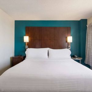 Double bed guest room in Sonesta ES Suites Chicago Downtown Magnificent Mile - Medical, with bedside lamps and window.