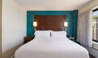 Double bed guest room in Sonesta ES Suites Chicago Downtown Magnificent Mile - Medical, with bedside lamps and window.