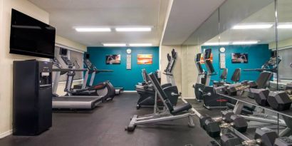 Sonesta ES Suites Chicago Downtown Magnificent Mile - Medical’s fitness center includes both free weights and a variety of exercise machines, and has a wall-mounted TV.