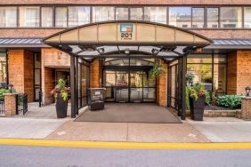 Sonesta ES Suites Chicago Downtown Magnificent Mile - Medical’s exterior has a covered entranceway and numerous potted plants.