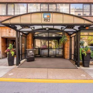 Sonesta ES Suites Chicago Downtown Magnificent Mile - Medical’s exterior has a covered entranceway and numerous potted plants.