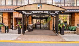 Sonesta ES Suites Chicago Downtown Magnificent Mile - Medical’s exterior has a covered entranceway and numerous potted plants.