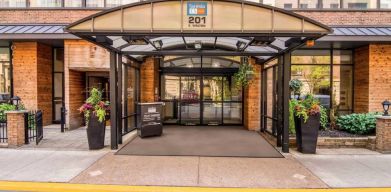 Sonesta ES Suites Chicago Downtown Magnificent Mile - Medical’s exterior has a covered entranceway and numerous potted plants.