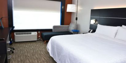 Day room with natural light at Holiday Inn Express & Suites Bensenville - O'Hare.