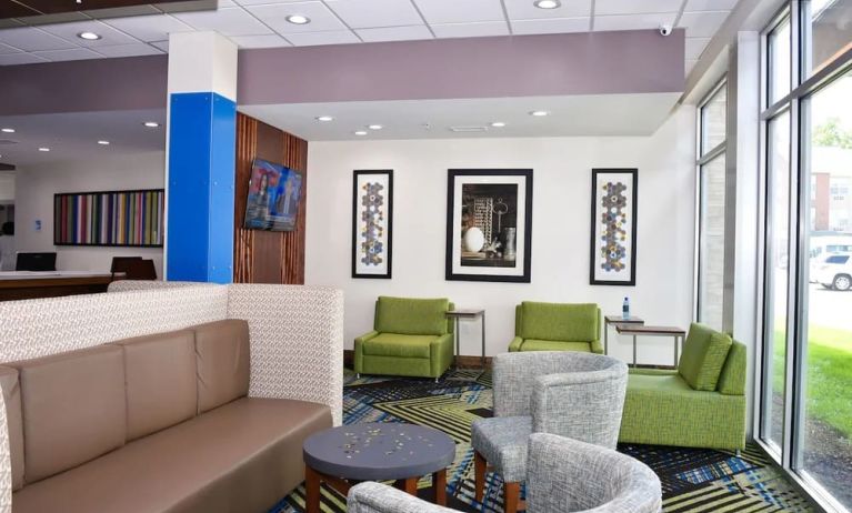 Lobby and coworking space at Holiday Inn Express & Suites Bensenville - O'Hare.