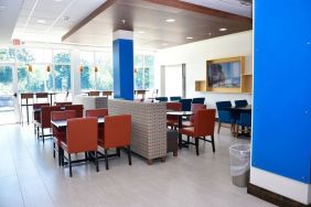 Dining and coworking space at Holiday Inn Express & Suites Bensenville - O'Hare.