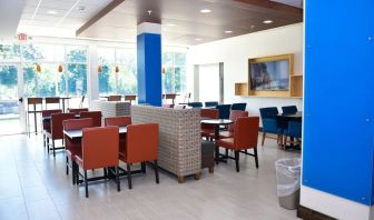 Dining and coworking space at Holiday Inn Express & Suites Bensenville - O'Hare.