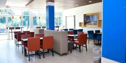 Dining and coworking space at Holiday Inn Express & Suites Bensenville - O'Hare.