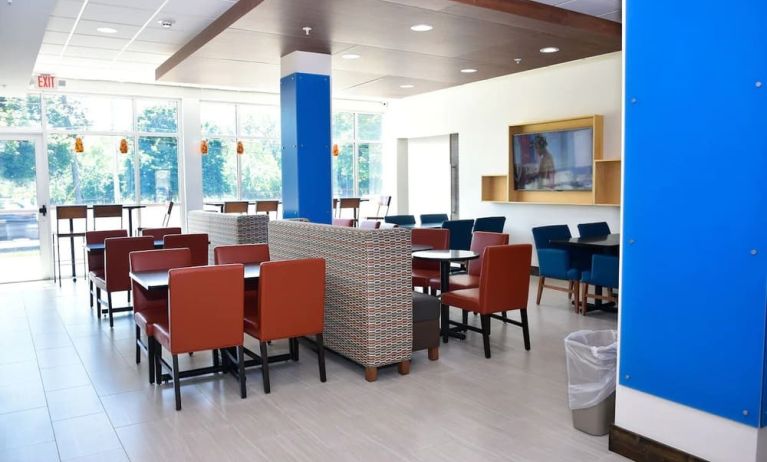 Dining and coworking space at Holiday Inn Express & Suites Bensenville - O'Hare.