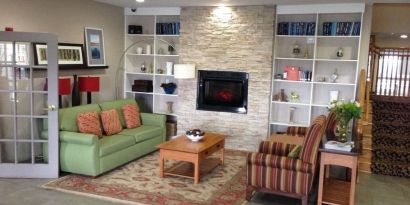 Lounge and coworking space at Country Inn & Suites By Radisson, Chicago O'Hare South.