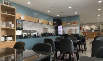 Dining and coworking space at Country Inn & Suites By Radisson, Chicago O'Hare South.